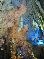 Kalkstein Höhle in der Halongbucht