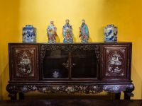 Traditionelles Holzmöbel in einem historischen Kaufmannshaus in Hanoi, Vietnam &ndash; &copy; Marie Dittrich (Eberhardt TRAVEL)