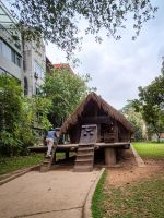 Rekonstruiertes Wohnhaus einer ethnischen Minderheit im Ethnologischen Museum in Hanoi, Vietnam &ndash; &copy; Marie Dittrich (Eberhardt TRAVEL)