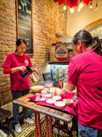 Vorbereitung von vietnamesischem Eierkaffee in einem Restaurant in Hanoi, Vietnam &ndash; &copy; Marie Dittrich (Eberhardt TRAVEL)