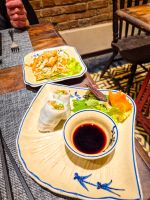 Vietnamesische Frühlingsrollen und Salatgericht in einem Restaurant in Hanoi, Vietnam &ndash; &copy; Marie Dittrich (Eberhardt TRAVEL)