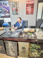 Herstellung traditioneller Lackmalerei mit Baumharz in einem Handwerksbetrieb in Hanoi, Vietnam &ndash; &copy; Marie Dittrich (Eberhardt TRAVEL)