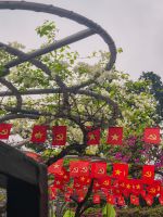 Besucherbereich mit Fahnen und Dekoration im Ho-Chi-Minh-Komplex in Hanoi, Vietnam &ndash; &copy; Marie Dittrich (Eberhardt TRAVEL)