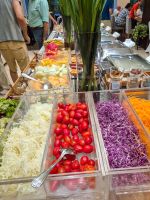Frühstücksbuffet mit frischem Gemüse und Salaten im Hotel in Hanoi, Vietnam &ndash; &copy; Marie Dittrich (Eberhardt TRAVEL)