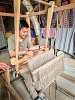Unser Guide bei der Arbeit an einem Webstuhl in der Region Mai Chau, Vietnam &ndash; &copy; Marie Dittrich (Eberhardt TRAVEL)
