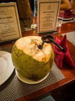 Frische Kokosnuss als Getränk im Restaurant des Mai Chau HideAway Resorts in der Region Mai Chau, Vietnam &ndash; &copy; Marie Dittrich (Eberhardt TRAVEL)