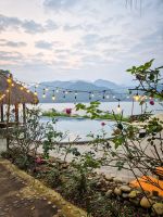 Poolbereich mit Blick auf den Hoa Binh See im Mai Chau HideAway Resort in der Region Mai Chau, Vietnam &ndash; &copy; Marie Dittrich (Eberhardt TRAVEL)
