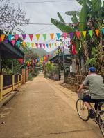 Fahrradtour durch ein geschmücktes Dorf im Dorf Mai Hich in der Region Mai Chau, Vietnam &ndash; &copy; Marie Dittrich (Eberhardt TRAVEL)