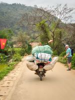 Beladenes Motorrad auf einer Dorfstraße in der Region Mai Chau, Vietnam &ndash; &copy; Marie Dittrich (Eberhardt TRAVEL)