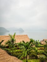 Blick auf den Hoa Binh See und die umliegende Berglandschaft vom Frühstücksbereich im Mai Chau HideAway Resort in der Region Mai Chau, Vietnam &ndash; &copy; Marie Dittrich (Eberhardt TRAVEL)