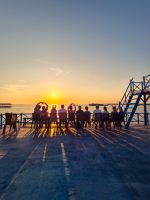 Unsere Gruppe beim Sonnenuntergang auf dem Tonle Sap See, Kambodscha &ndash; &copy; Marie Dittrich (Eberhardt TRAVEL)