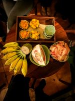 Obstverkostung auf dem Balkon unserer Reisebegleitung, Ninh Binh, Vietnam &ndash; &copy; Marie Dittrich (Eberhardt TRAVEL)