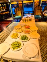 Gemeinsame Kochdemonstration mit frischen Zutaten wie Kräutern, Gemüse und Reisnudeln in der Hạ Long Bucht, Vietnam &ndash; &copy; Marie Dittrich (Eberhardt TRAVEL)