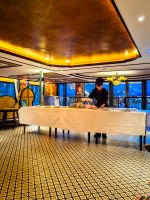 Gemeinsame Kochdemonstration mit frischen Zutaten wie Kräutern, Gemüse und Reisnudeln in der Hạ Long Bucht, Vietnam &ndash; &copy; Marie Dittrich (Eberhardt TRAVEL)