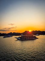 Sonnenuntergang über den Kalksteinfelsen der Hạ Long Bucht, Vietnam &ndash; &copy; Marie Dittrich (Eberhardt TRAVEL)