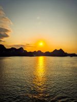 Sonnenuntergang über den Kalksteinfelsen der Hạ Long Bucht, Vietnam &ndash; &copy; Marie Dittrich (Eberhardt TRAVEL)
