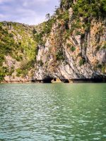Entspannte Bootsfahrt durch versteckte Buchten der „Hang Sáng & Tối“ in der Hạ Long Bucht, Vietnam &ndash; &copy; Marie Dittrich (Eberhardt TRAVEL)