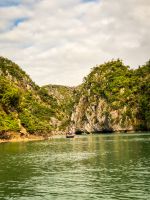 Entspannte Bootsfahrt durch versteckte Buchten der „Hang Sáng & Tối“ in der Hạ Long Bucht, Vietnam &ndash; &copy; Marie Dittrich (Eberhardt TRAVEL)