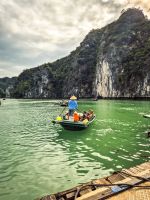 Mit kleinen Ruderbooten unterwegs zwischen den Karstfelsen der Hạ Long Bucht, Vietnam &ndash; &copy; Marie Dittrich (Eberhardt TRAVEL)