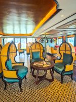 Eleganter Innenbereich/Lounge des Schiffes – stilvolles Ambiente in der Hạ Long Bucht, Vietnam &ndash; &copy; Marie Dittrich (Eberhardt TRAVEL)