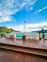 Poolbereich und Oberdeck der Indochine Grand in der Hạ Long Bucht, Vietnam &ndash; &copy; Marie Dittrich (Eberhardt TRAVEL)