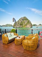 Entspannen an Deck mit direktem Blick auf die markanten Kalksteinfelsen der Hạ Long Bucht, Vietnam &ndash; &copy; Marie Dittrich (Eberhardt TRAVEL)