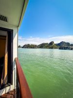 Panorama vom privaten Balkon auf das smaragdgrüne Wasser der Hạ Long Bucht, Vietnam &ndash; &copy; Marie Dittrich (Eberhardt TRAVEL)