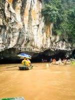 Durchfahrt durch niedrige Höhlen und Grotten entlang der Wasserwege in Ninh Bình, Vietnam &ndash; &copy; Marie Dittrich (Eberhardt TRAVEL)