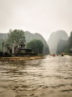 Ruderbootfahrt durch die Wasserlandschaft von Ninh Bình, Vietnam &ndash; &copy; Marie Dittrich (Eberhardt TRAVEL)