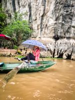 Ruderbootfahrt durch die Wasserlandschaft von Ninh Bình, Vietnam &ndash; &copy; Marie Dittrich (Eberhardt TRAVEL)
