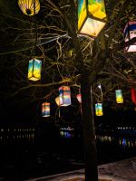 Beleuchtete Laternen am Ufer eines Gewässers in Ninh Binh bei Nacht, Vietnam &ndash; &copy; Marie Dittrich (Eberhardt TRAVEL)