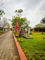 Anlage der Zitadelle der Ho-Dynastie mit Flaggen und Skulpturen, Vietnam &ndash; &copy; Marie Dittrich (Eberhardt TRAVEL)