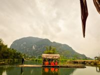 Bambusfloß auf dem Chum River mit Karstlandschaft im Hintergrund in Pu Luong, Vietnam &ndash; &copy; Marie Dittrich (Eberhardt TRAVEL)