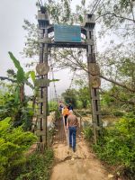 Überquerung einer Hängebrücke während einer Wanderung am Chum River in Pu Luong, Vietnam &ndash; &copy; Marie Dittrich (Eberhardt TRAVEL)
