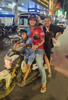 Kambodschanische Familie mit Hund - alle müssen mit &ndash; &copy; Petra Hady (Eberhardt TRAVEL)