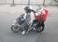 Der Klemptner kommt in Vietnam auf dem Moped :) &ndash; &copy; Petra Hady (Eberhardt TRAVEL)