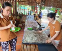 Traditionelle Herstellung von Kokosnuss-Süßigkeiten &ndash; &copy; Petra Hady (Eberhardt TRAVEL)
