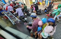Vietnamesische Mopeds - die ganze Familie passt drauf! &ndash; &copy; Petra Hady (Eberhardt TRAVEL)