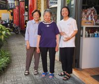 3 nette Damen im Chinesenviertel in Ho Chi Minh Stadt &ndash; &copy; Petra Hady (Eberhardt TRAVEL)