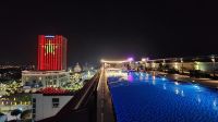 Ninh Binh - Swimmingpool auf dem Dach des Legend Hotels &ndash; &copy; Petra Hady (Eberhardt TRAVEL)