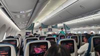 Die Crew von Vietnam Airlines begrüßt die Passagiere &ndash; &copy; Petra Hady (Eberhardt TRAVEL)