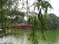 Hanoi - Brücke über den Hoan Kiem-See zum Jadebergtempel