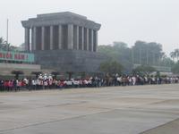 Hanoi - Schlangen vor dem Ho-Chi-Minh-Mausoleum