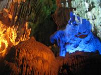Halong - prächtiges Farbspiel in der Himmelspalastgrotte
