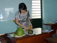 Und uns wird gezeigt wie man eine Ananas richtig schneidet