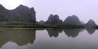 Bootsfahrt in der Trockenen Ha Long Bucht
