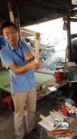 Khoi erklärt die Herstellung von Reis in Bambushülle, Mai Chau