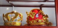 Krone der Königin und des Königs in traditionell könilichen  Farben, Grabmal von König Tu Duc