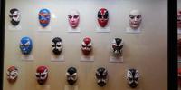 Masken als Kostüm im Theater in Zitadelle von Hue