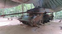 auf Landmine gefahrener amerikanischer Panzer in Cu Chi